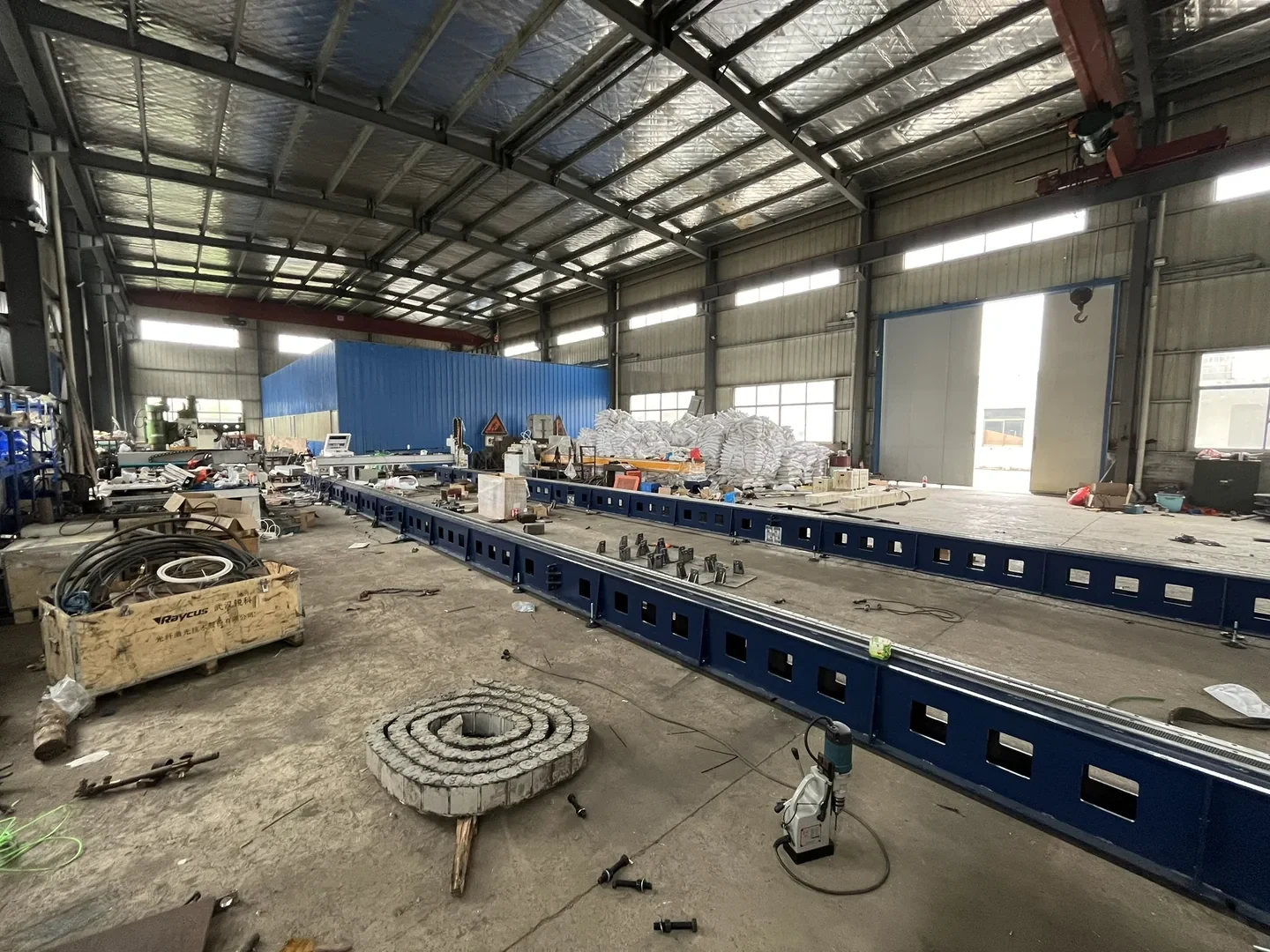 Machine Bed — Factory configuration example; appearance varies by specification
